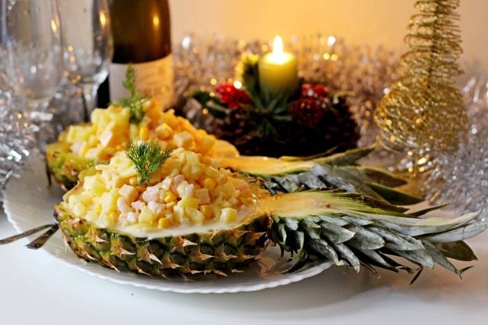 Диетический салат с ананасом и креветками